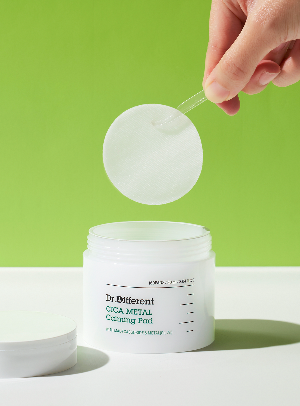 Dr.Different CICA Metal Calming Pad, én pad løftes opp av boksen