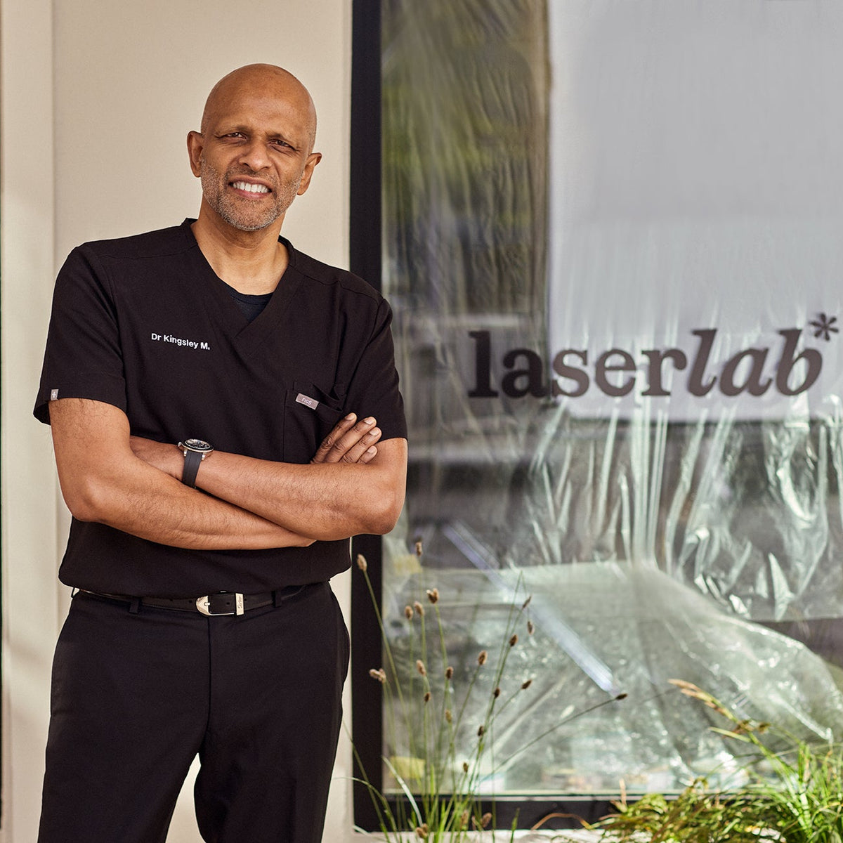 Dr. Kingsley Mariadasan ved et vindu med Laserlab-logoen