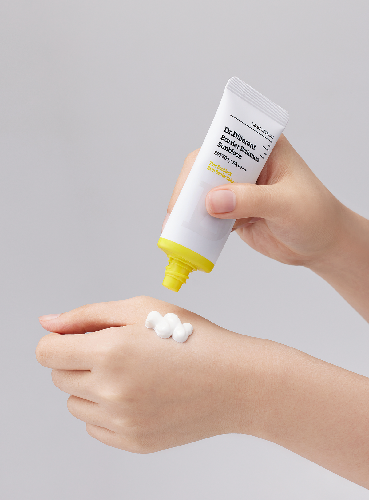 Dr.Different Barrier Balance Sunblock SPF 50+ 40 ml, tekstur på hånden