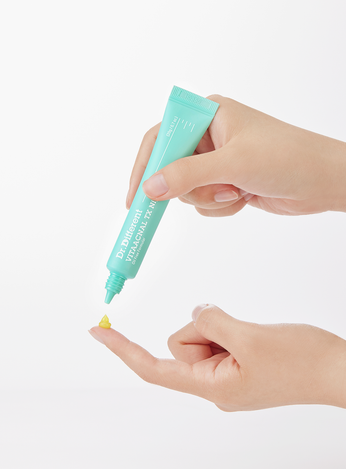 Dr.Different VITAACNAL TX Night Cream 20 g, kremen på en fingertupp