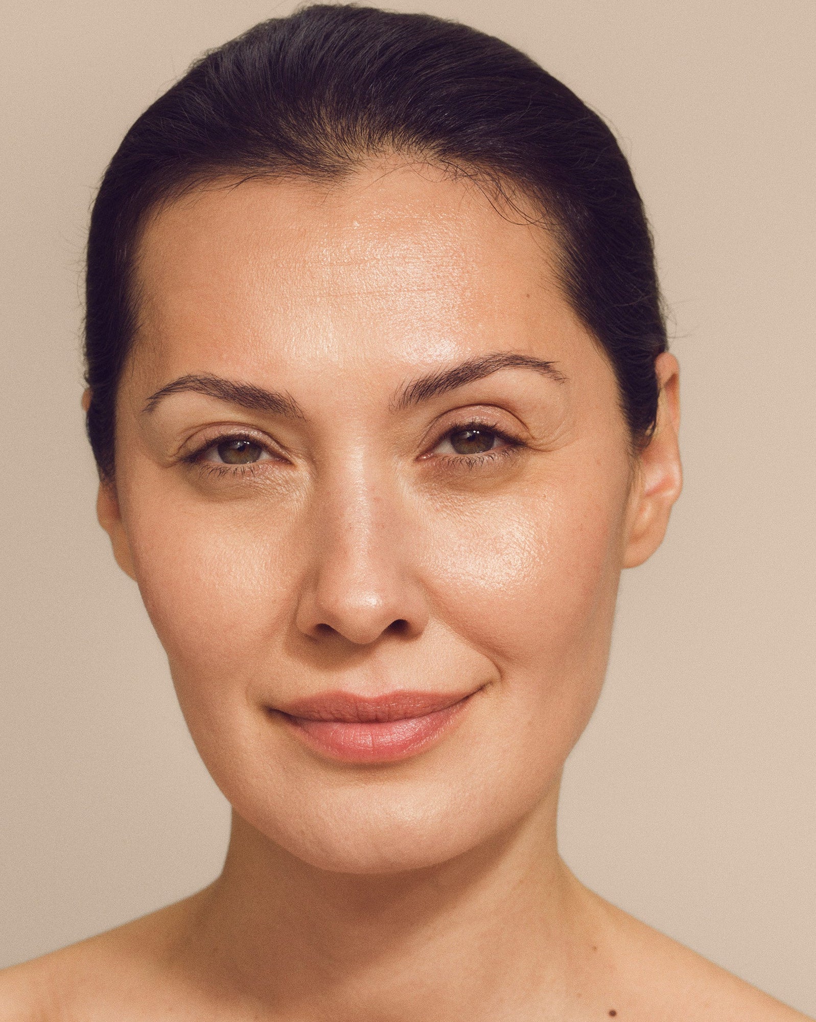 Vakker voksen kvinne med jevn pg pen hud