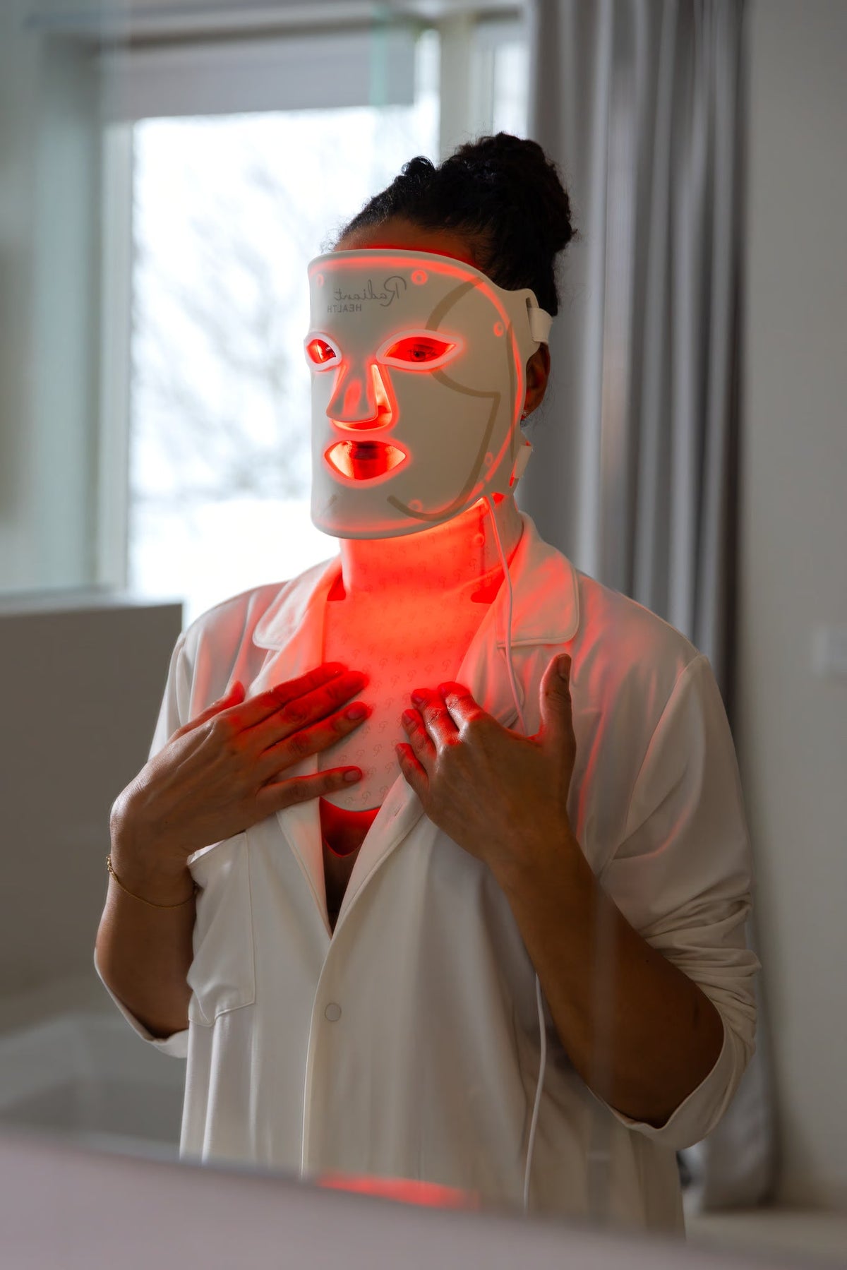 LumaRed Therapy Mask i bruk på ansikt, hals og bryst